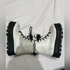 Women’s Ugg boots size 6